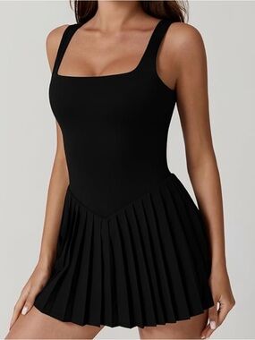 QINSEN Tennis Dress Women’s SMALL Square Neck Pleated Built In Shorts Golf Black